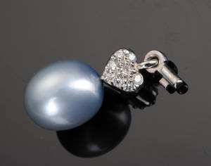 Ole Lynggaard. Nøglevedhæng, brilllanthjerte med perle
