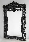Pragtspejl i sortlakeret udskåret ramme. 21 årh. 