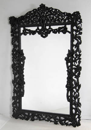 Pragtspejl i sortlakeret udskåret ramme. 21 årh. 