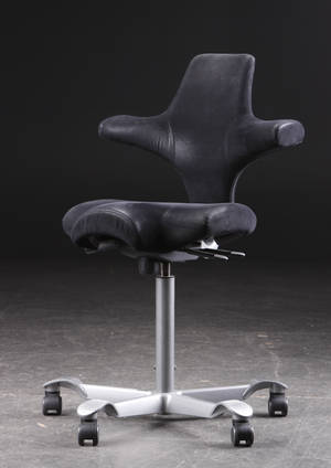 Peter Opsvik. Kontorstol, model Capisco, sort alcantara 