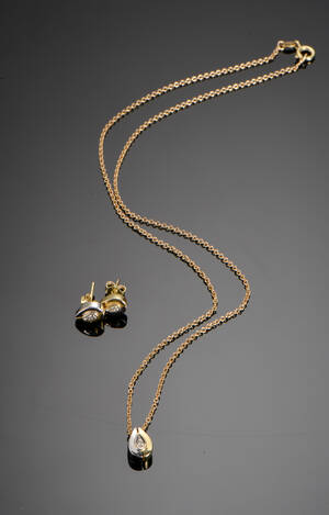 Smykkesæt af  guld med brillanter 3