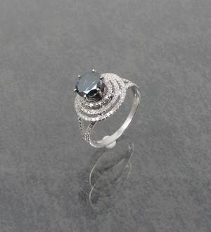 Ring in Gold mit blauem Brillant und Diamanten, ca. 1.73 ct. und 0.60 ct.