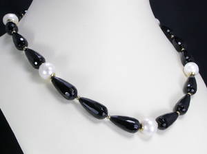 Collier mit Onyxtropfen und Süßwasserperlen, Verschluss aus Sterlingsilber