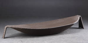 Bladformet liggestol af sort polyrattan, Keops Collection.