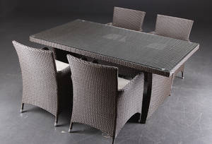 Havemøbelsæt af polyrattanflet, fire stole med stort bord, Keops Collection 5.