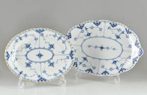 Musselmalet, helblond. Två stycken fat modell 1060 1146