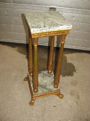 PIDESTAL NAGGOR I KANTEN Ö. MARMORN H 73 CM