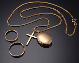 Halskæde med vedhæng samt 2 ringe  af guld 5