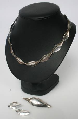 Smykkesæt i Sterling sølv, halscollier, ørestickere samt broche. 4