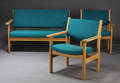 H. J. Wegner. To-pers. sofa samt par lænestole 3