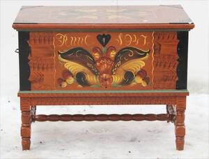 Kista med plant lock på benställning, allmoge-stil, daterad 1947