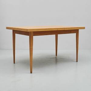 Matbord, Utdragsskivor. Längd 135  2x60. Djup 85 cm