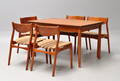 Dansk møbelproducent. Spisebord i teak med hollandsk udtræk samt 5 stole. 6