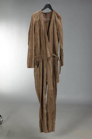 Camelfarvet ruskinds jumpsuit, str. LXL - Kollektionsprøve