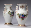 Bing  Grøndahl. Et par vaser af porcelæn, dekoreret i farver og guld. 1800-tallet. 2