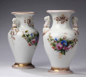 Bing Grøndahl. Et par vaser af porcelæn, dekoreret i farver og guld. 1800-tallet. 2