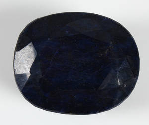 Stor uindfattet safir. Ca. 940 ct