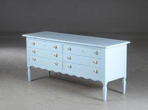 Skænk af egetræ, senere bemalet blå 