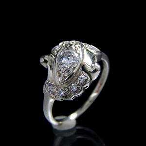 Ring aus Weißgold mit Brillant und Diamanten