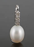 Gold fresh water pearl and diamond pendant approx. 0.03ct