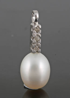 Gold fresh water pearl and diamond pendant approx. 0.03ct