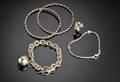 En samling sølvsmykker 5