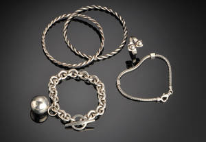 En samling sølvsmykker 5