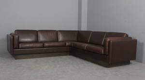 Thams. Fritstående sofa polstret med brunt læder.