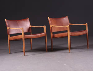 Dansk Møbelarkitekt. Par stole af eg med kernelæder 2