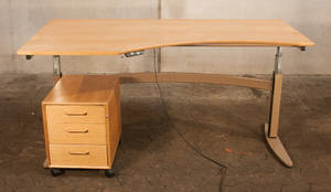 Duba. Höj- och sänkbart skrivbord i ek med hurts. 2