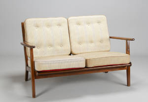 Sofa af nøddepoleret bøgetræ med løse hynder i sæde og ryg. L. 123.