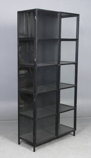 Vitrineskab af sortlakeret jern, industrielt design.
