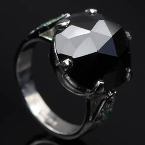 Diamant og smaragd ring.