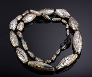 Halskæde med perlemor, Gerda Lynggaard. 