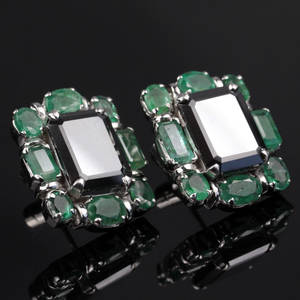 Par smaragd og diamant ørestikker.
