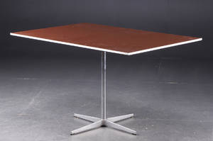 Arne Jacobsen. Rektangulært bord, firpasfod
