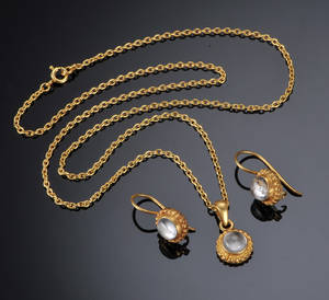 En halskæde samt et par ørestikker af forgyldt sølv med månesten, PearlHouseRock3