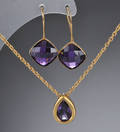 En halskæde samt et par ørestikker af forgyldt guld samt ametyst3