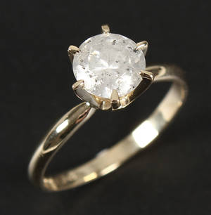 Solitairering af guld med brillant