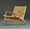 Hans J. Wegner for Carl Hansen  Søn. Lænestol af egetræ, model CH-25. Nyflettet