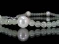 Kette mit Südseeperlen und Kugeln aus Prehnit mit Verschluss aus Silber