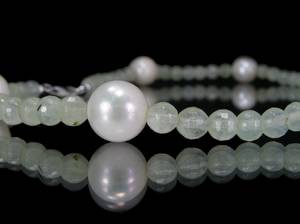 Kette mit Südseeperlen und Kugeln aus Prehnit mit Verschluss aus Silber