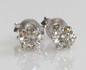 Par brillantørestikker, ca. 0.60 ct.