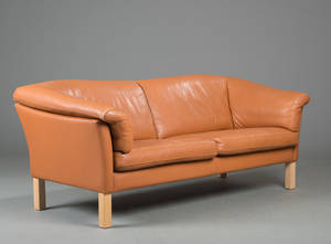 Dansk møbelproducent. To-pers. sofa, cognacfarvet læder og bøgetræ.