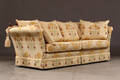 Tre-per sofa, dekoreret med blomster