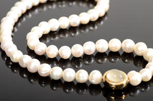 Ole Lynggaard emelielås med sötvattenscollier