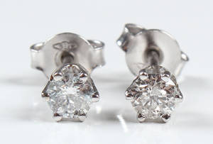 Par brillantørestikkere. Ca. 0.40 ct 2