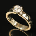 Solitairering af guld med brillant