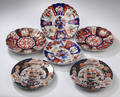 Seks Imari tallerkener af porcelæn. 1800-1900 tallet. 6