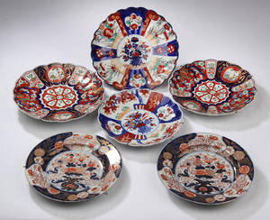 Seks Imari tallerkener af porcelæn. 1800-1900 tallet. 6